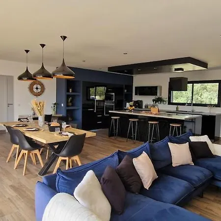 Moderne Avec Piscine 4 Etoiles *