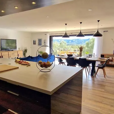 Moderne Avec Piscine 4 étoiles