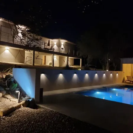 Moderne Avec Piscine 4 étoiles Sotta