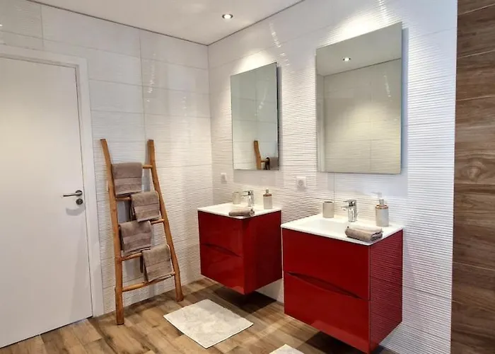 Moderne Avec Piscine 4 Etoiles *