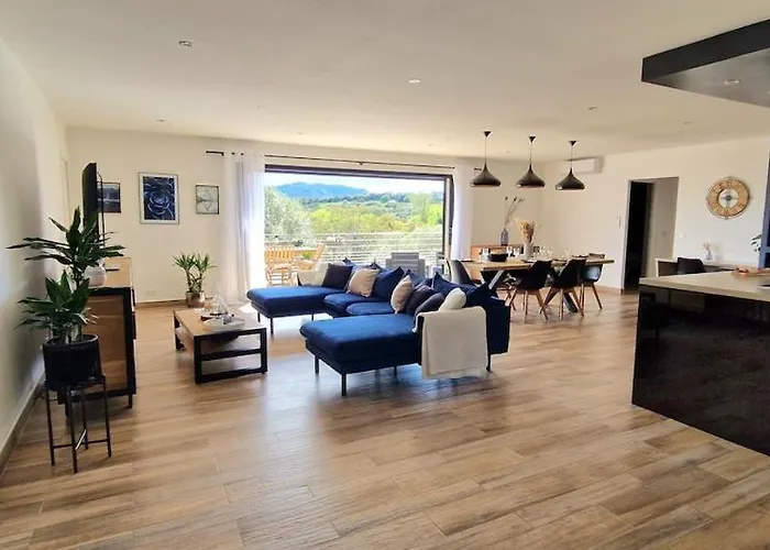 Moderne Avec Piscine 4 Etoiles *