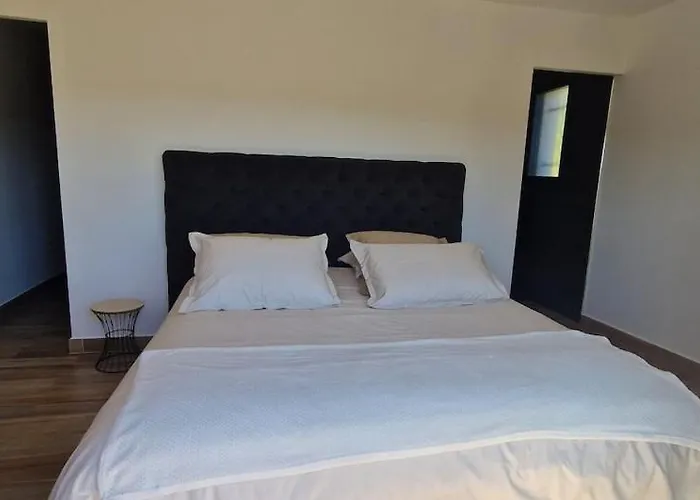 Moderne Avec Piscine 4 Etoiles *